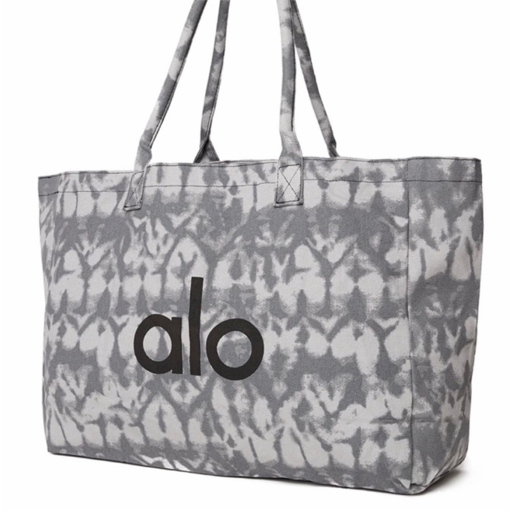 ALO Yoga Gray Abstract Pattern Tote Bag with Spacious Design